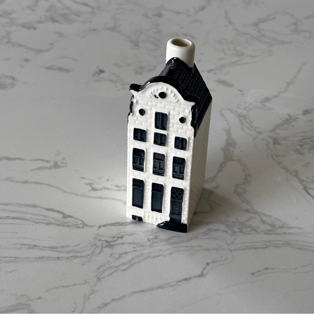 KLM #60 Blue Delft House by BOLS